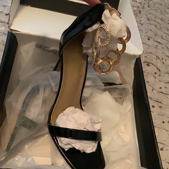 Brand new black heel with gold ankle chain - Picture 2 of 2